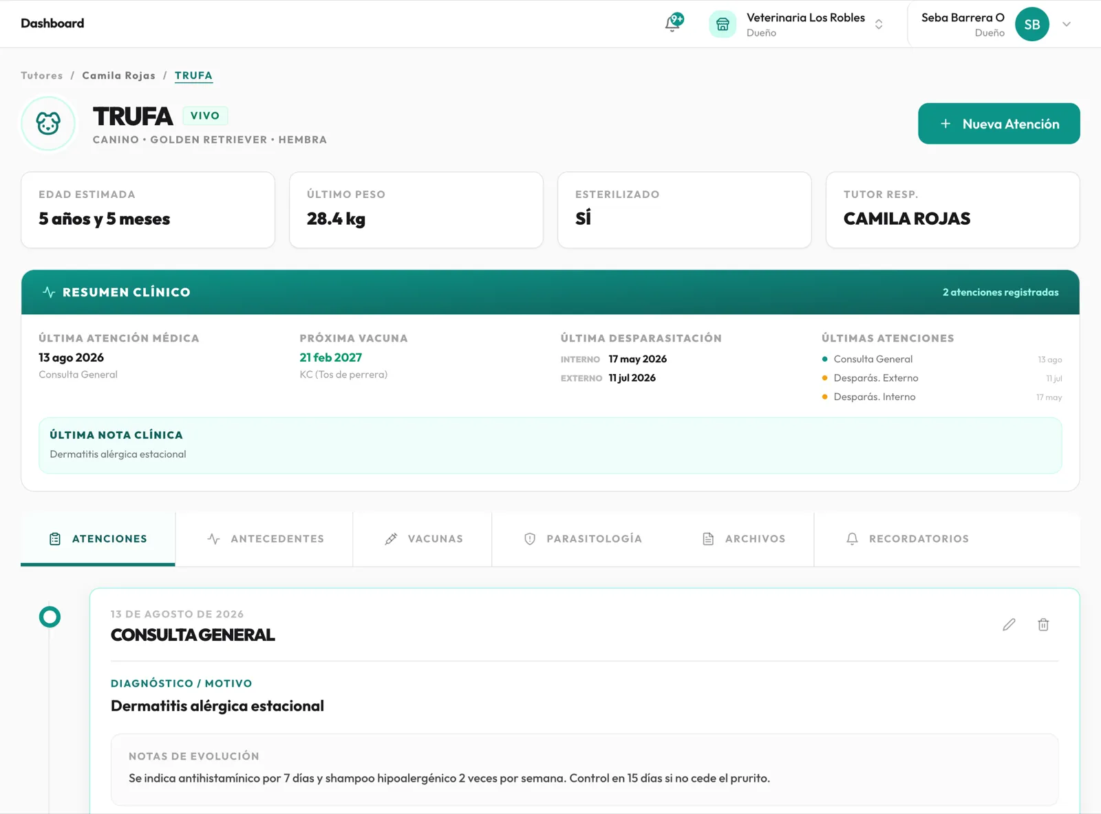 Ficha clínica de un paciente en Vetly con resumen clínico, atenciones y notas de evolución